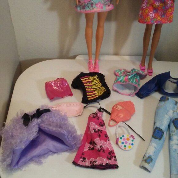 Two Barbies with clothes and accessories - 13 total pieces - Picture 2 of 8